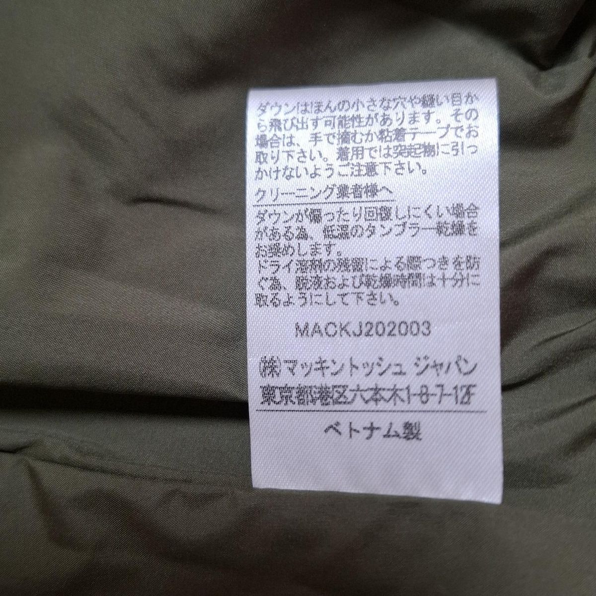 - カーキ