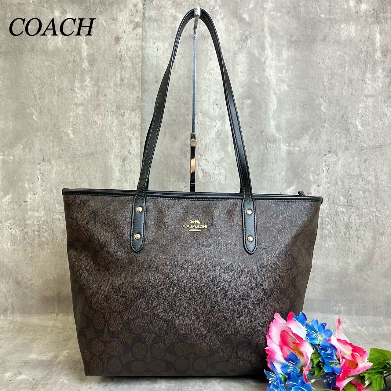 ✨極美品✨ COACH コーチ トートバッグ ハンドバッグ 馬車金具 シグネチャー 総柄 ロゴ型押し ゴールド金具 PVCレザー 肩掛け レディース  ブラウン 茶色 - メルカリ