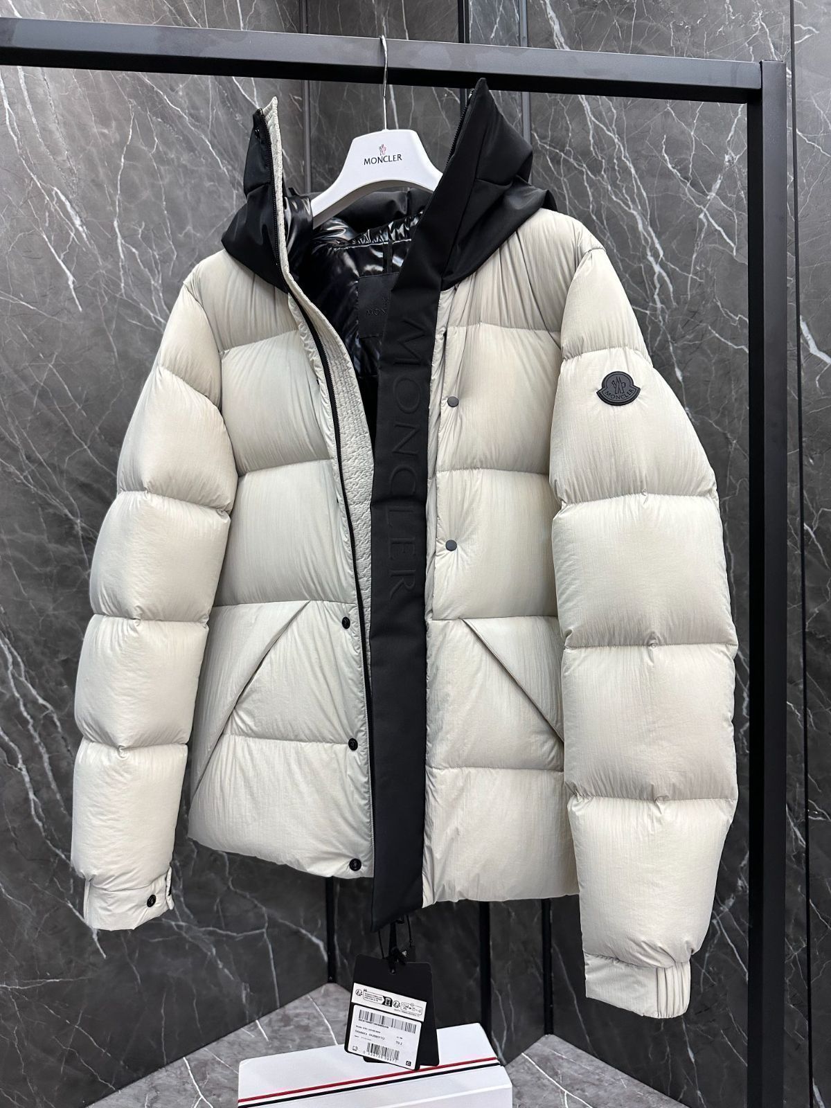 MONCLERモンクレール 白い短い男性｜本日限定特価｜新品未使用