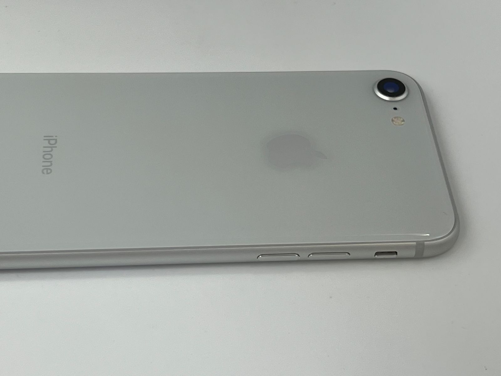 美品！SIMフリー iPhone8 64GB シルバー《No.8857》 - メルカリ