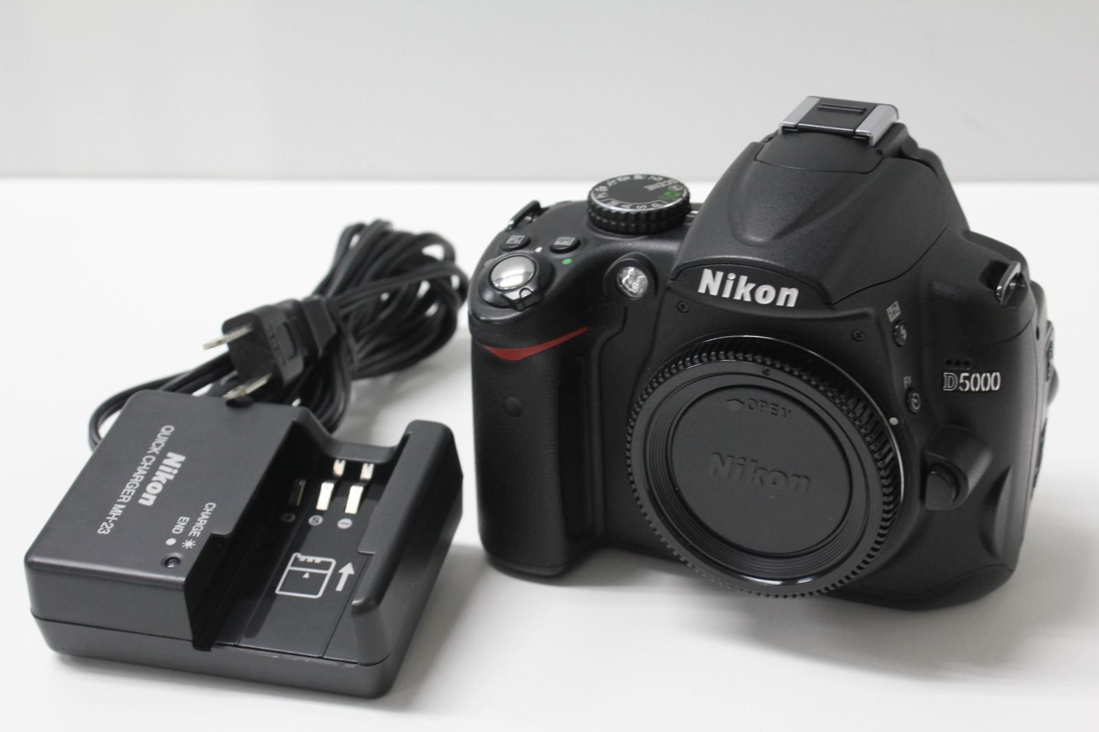 Nikon D5000 デジタル一眼レフカメラ 本体と充電器付き