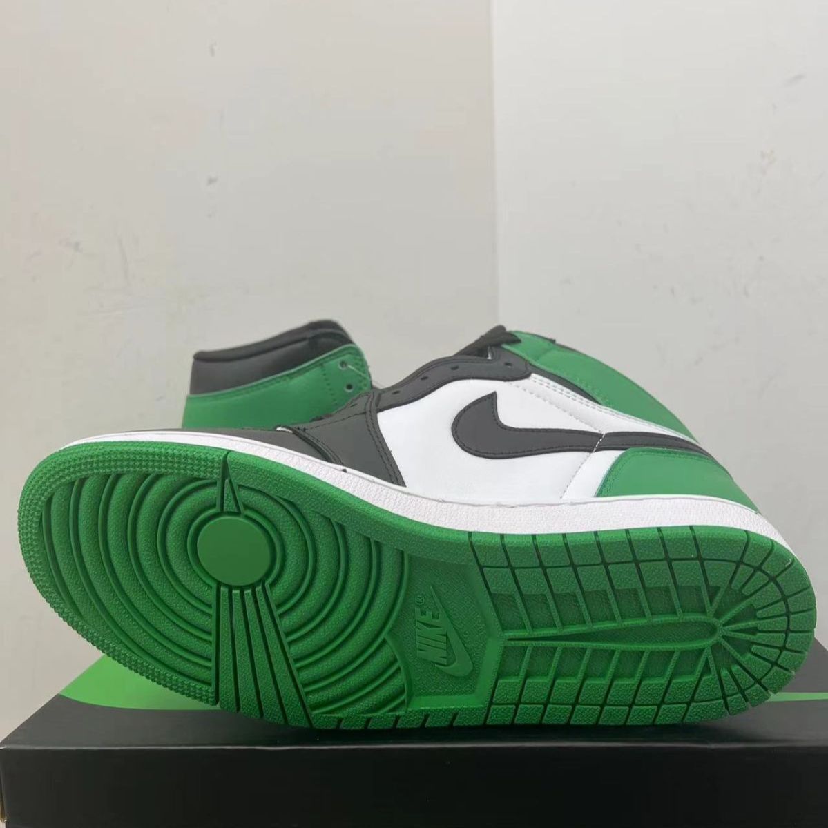 新品未使用 ナイキ Jordan Air Jordan 1 High OG Black and Lucky Green スニーカー