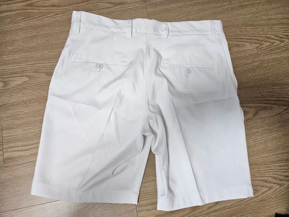 ホワイト ショートパンツ