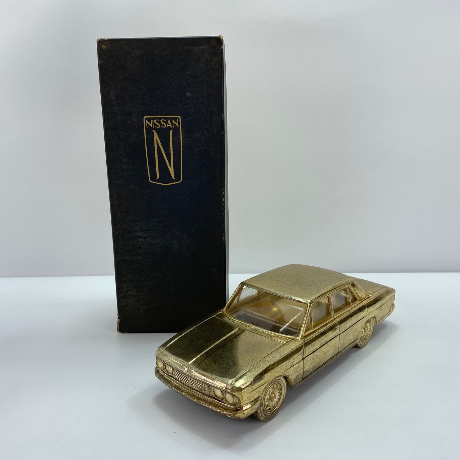 NISSAN 特注 オルゴール付きシガレットケース PRESIDENTプレジデント 初代150型 V8エンブレム アンティーク灰皿