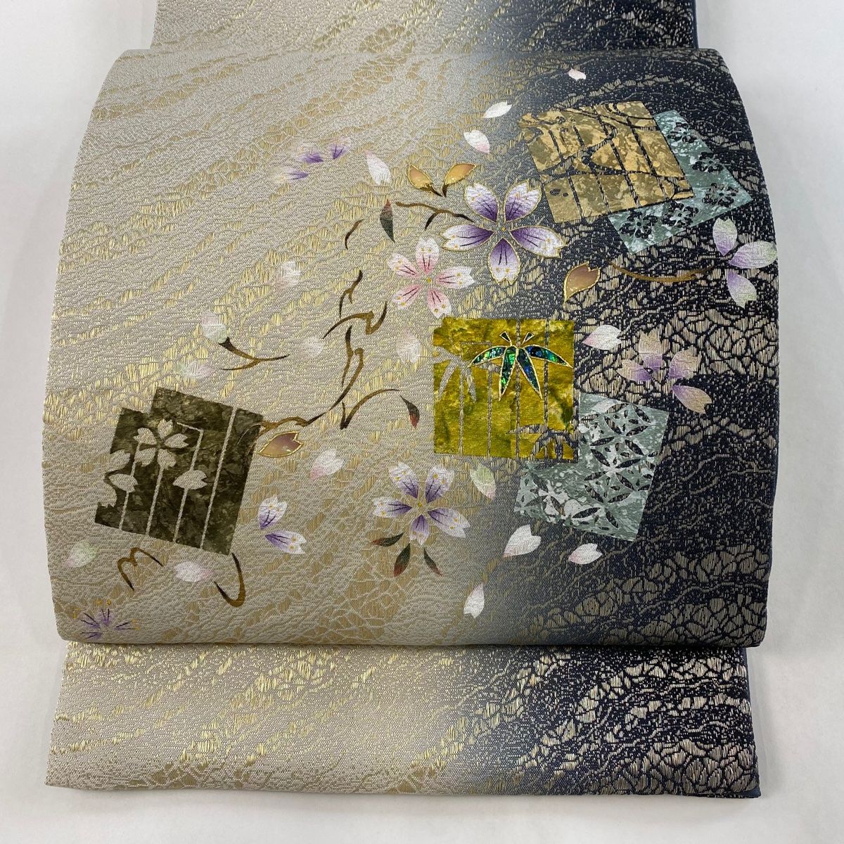 袋帯 美品 逸品 落款 藤本隆士 色紙 桜 螺鈿 金銀彩 クリーム お太鼓柄 
