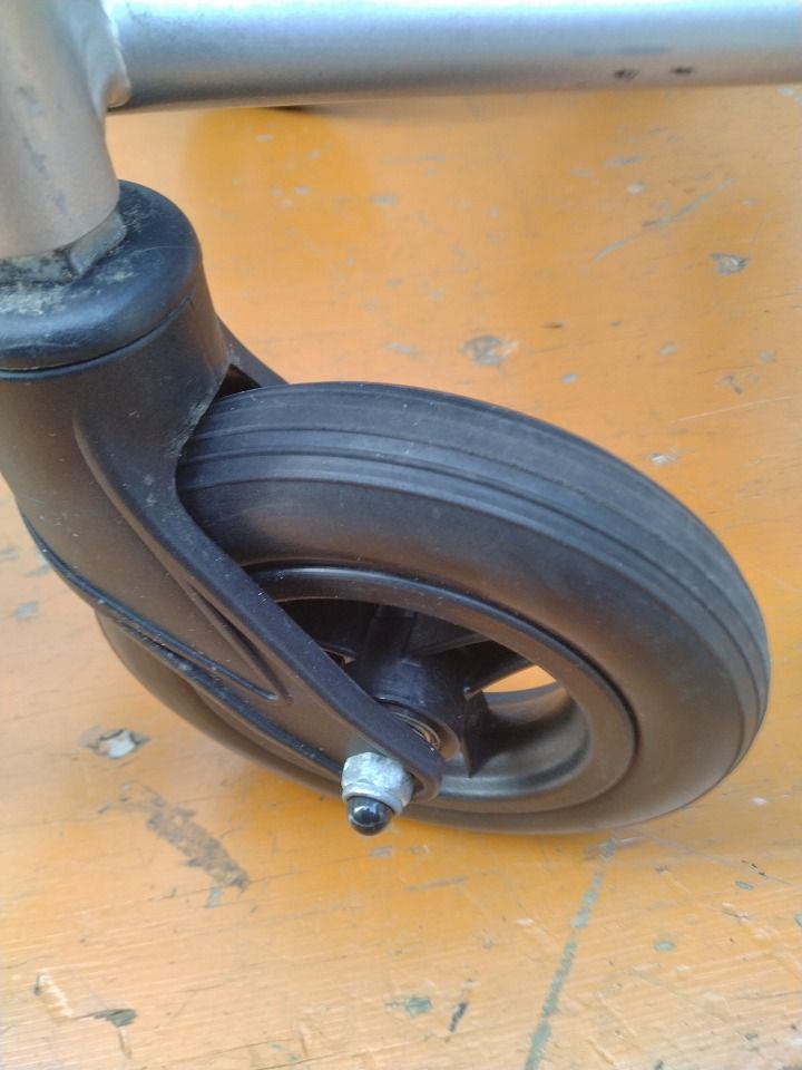 介助式軽量ノーパンク KM-25-0917-09