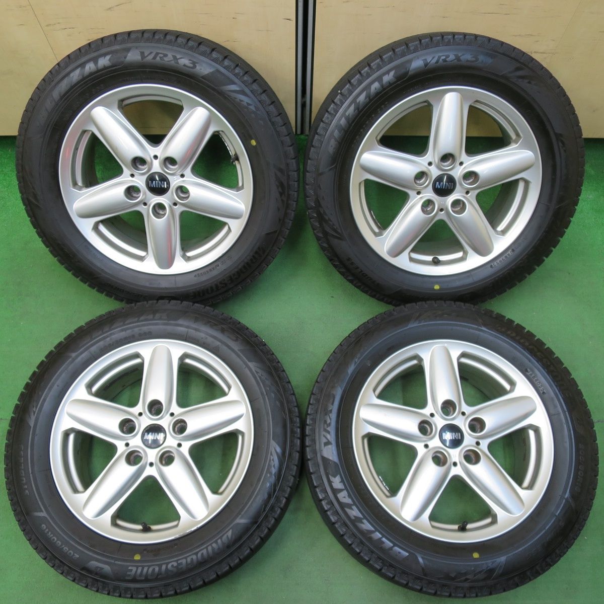 [送料無料] バリ溝！22年！ほぼ10分MINI ミニ クロスオーバー R60 純正 205/60R16 スタッドレス ブリヂストン ブリザック VRX3 16インチ PCD120/5H4123016イス