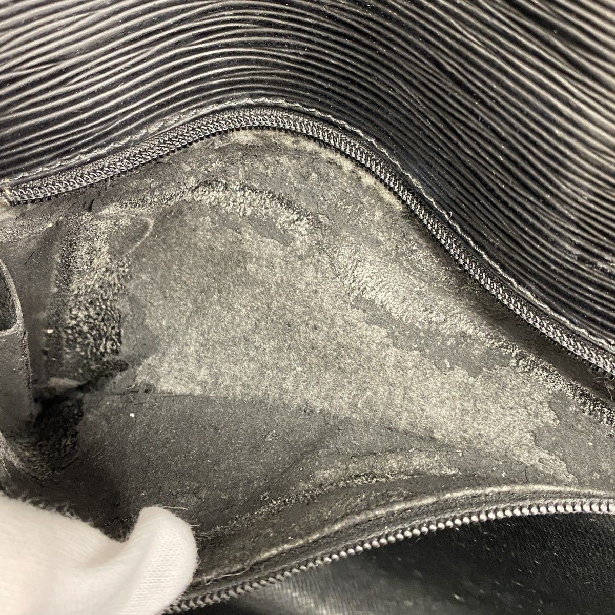 5ec3776】ルイヴィトン クラッチバッグ エピ シャイヨー M52532  