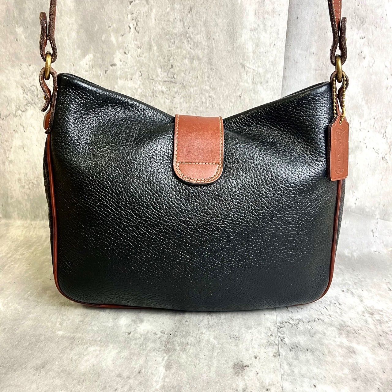 ✨良品✨OLD COACH オールドコーチ ショルダーバッグ トートバッグ シェリダンコレクション ゴールド金具 ターンロック ロゴ型押し レザー  ブラウン ブラック 茶色 黒色 肩掛け 斜め掛け ビンテージ