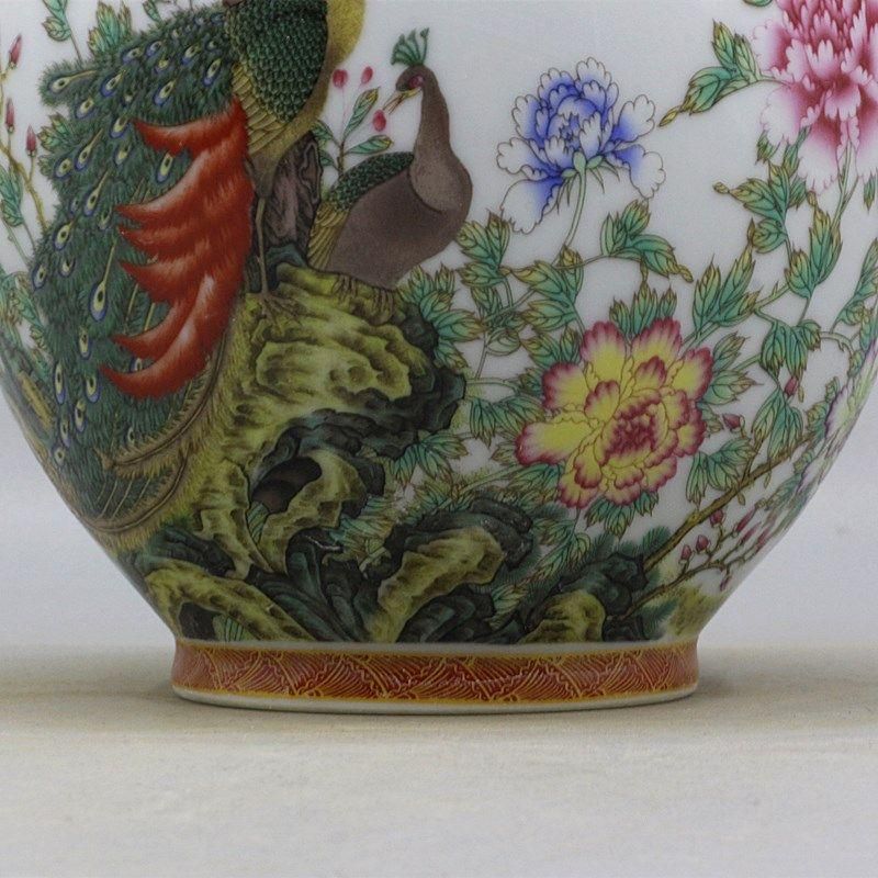 琺瑯彩孔雀両耳瓶 文房具 陶磁器 現代工芸品 美術品 装飾品 置物 琺瑯彩孔雀両耳瓶 文房具 陶磁器 現代工芸品 美術品 装飾品 置物