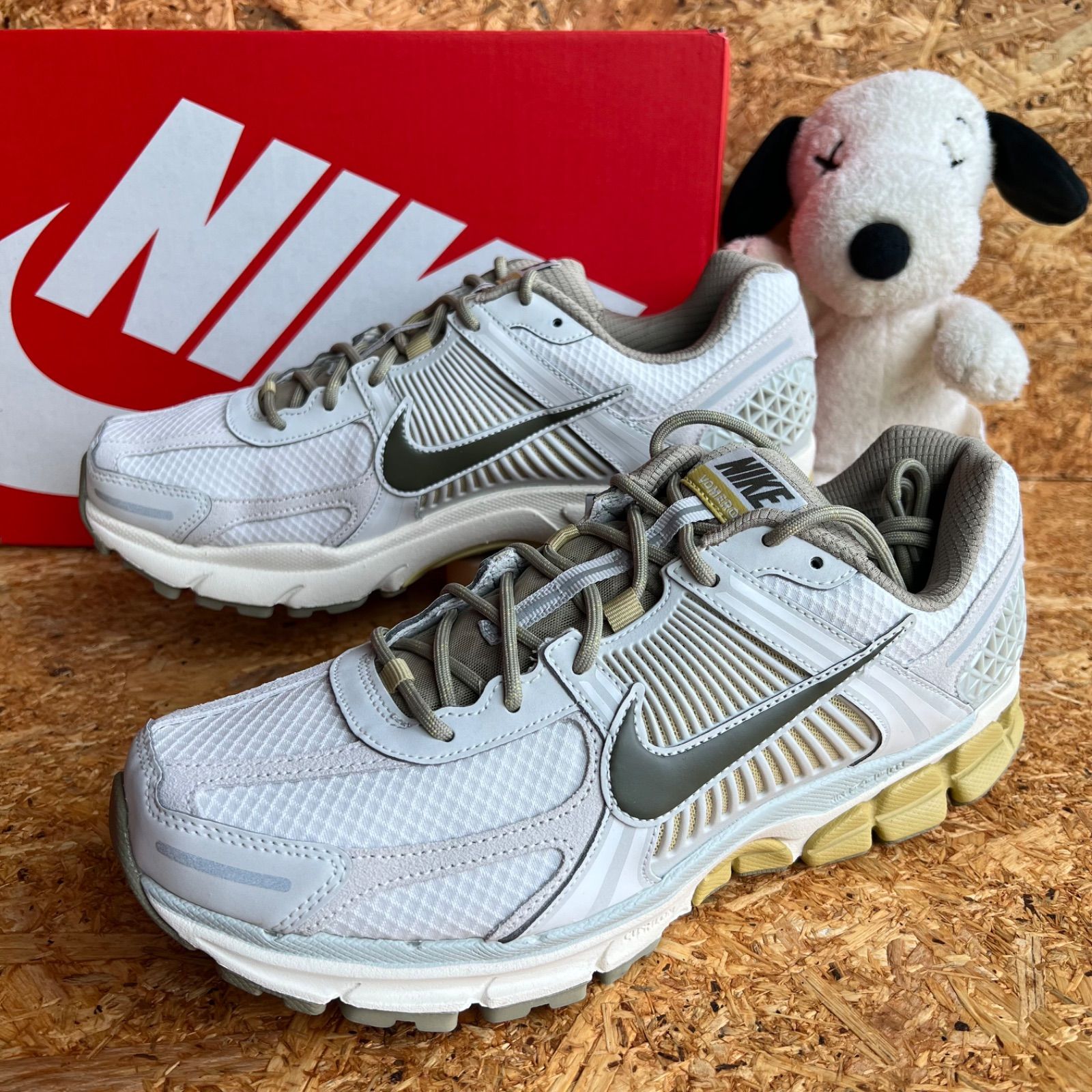 28.5cm NIKE ZOOM VOMERO 5 LIGHT BONE|MEDIUM OLIVE-NEUTRAL OLIVE ナイキ ズーム ボメロ 5 fv0397-001