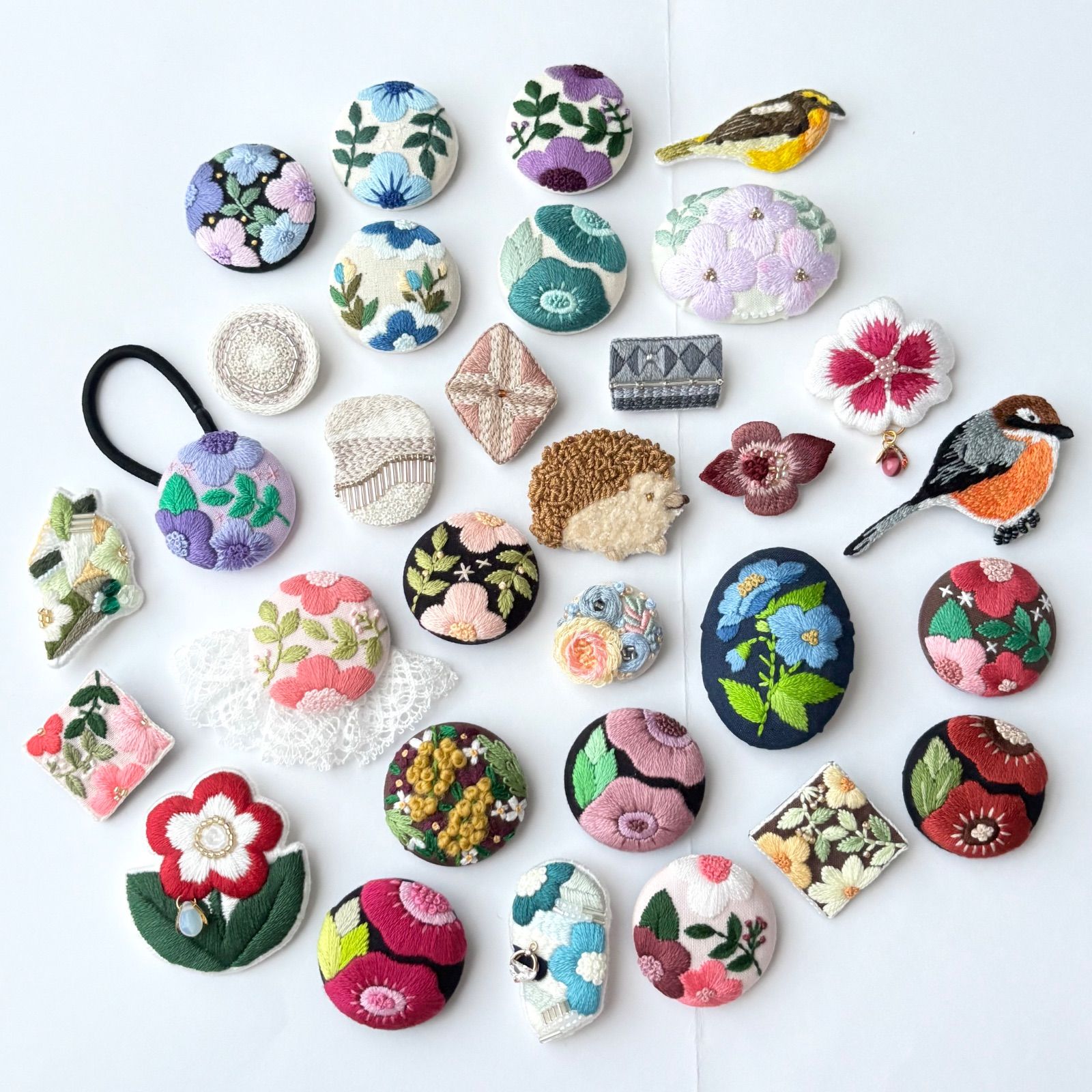 くるみボタン　鳥刺繍　ブローチ のび太 声優 現在 専用)くるみボタン 立体刺繍 鳥刺繍 by