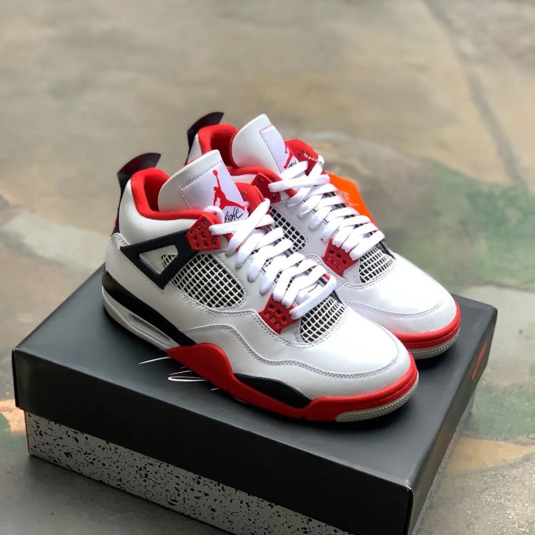 お値下げしました❣️即購入ジョーダンエアジョーダン4ファイヤーレッドJordan Air Jordan 4 fire red