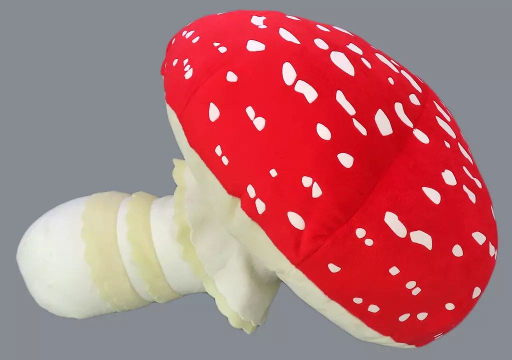 ベニテンダケ ぬいぐるみ 特別展「毒」 手にベニテングタケを持って徘徊してる」 特別展「毒」のぬいぐるみを