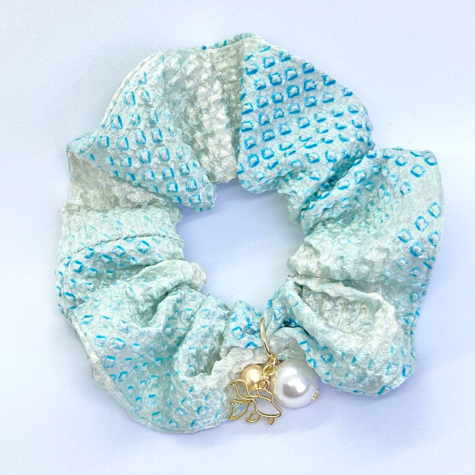 シュシュ ヘアゴム 水色グラデーション チャーム