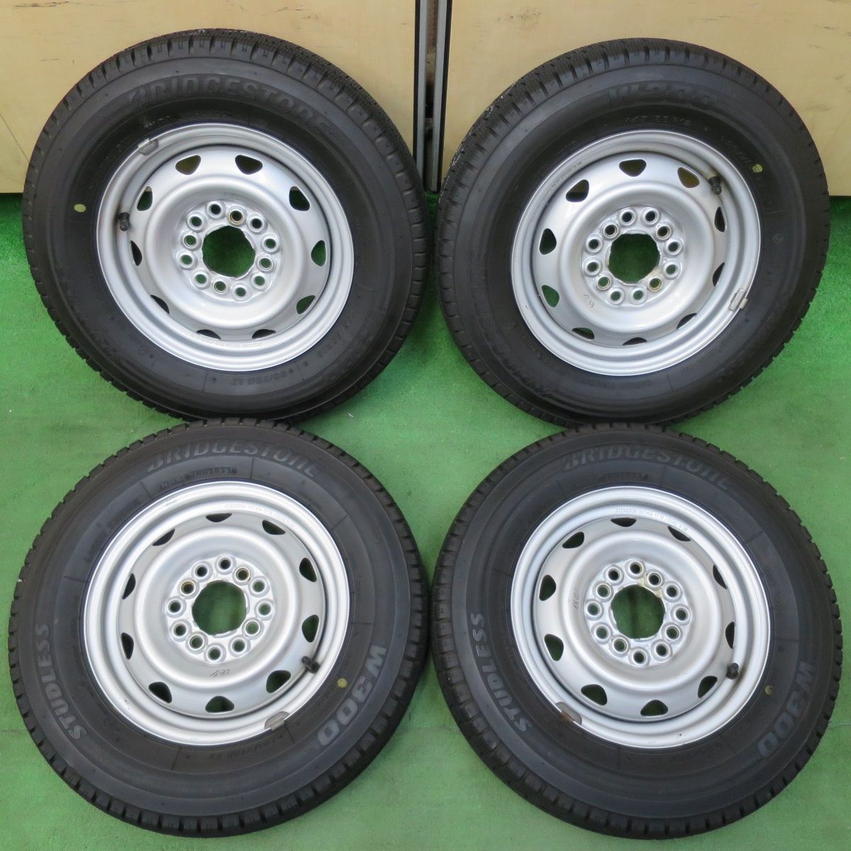 [送料無料] バリ溝！22年！キレイ！9.5分スタッドレス 145/80R12 80/78N ブリヂストン W300 スチール ホイール 12インチ PCD 100 110 114.3/4H マルチ5011307イス