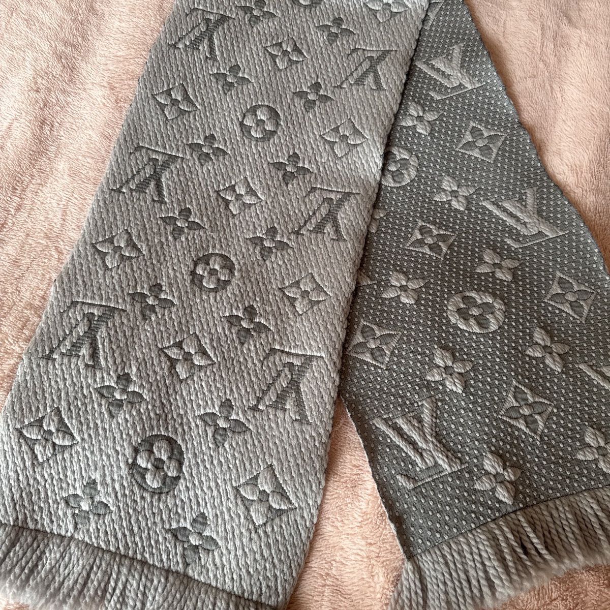 ルイヴィトン エシャルプロゴマニア マフラー グリペルル ライトグレー LOUIS VUITTON（ルイ・ヴィトン） マフラー エシャルプ ロゴマニア