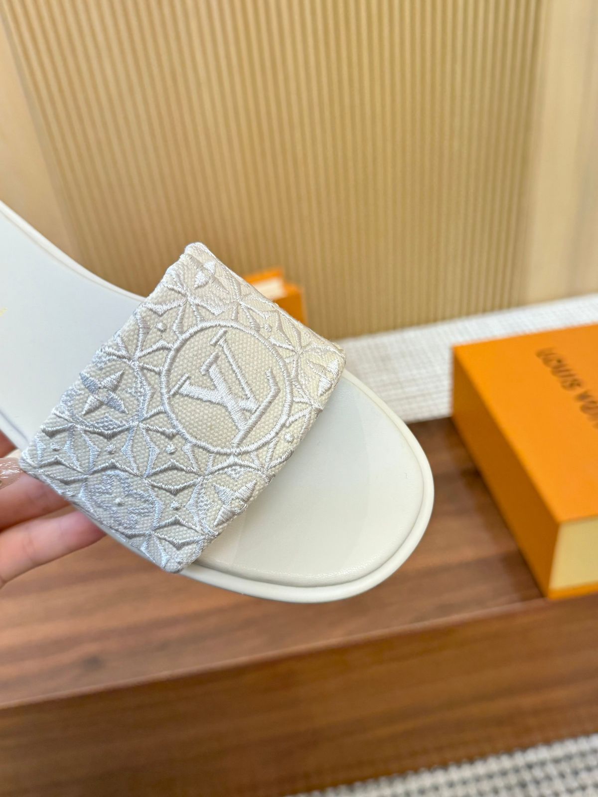 ルイヴィトン サンダルスリッパ Louis Vuitton ルイ・ヴィトン サンダル / スリッパ03-3 - メルカリ