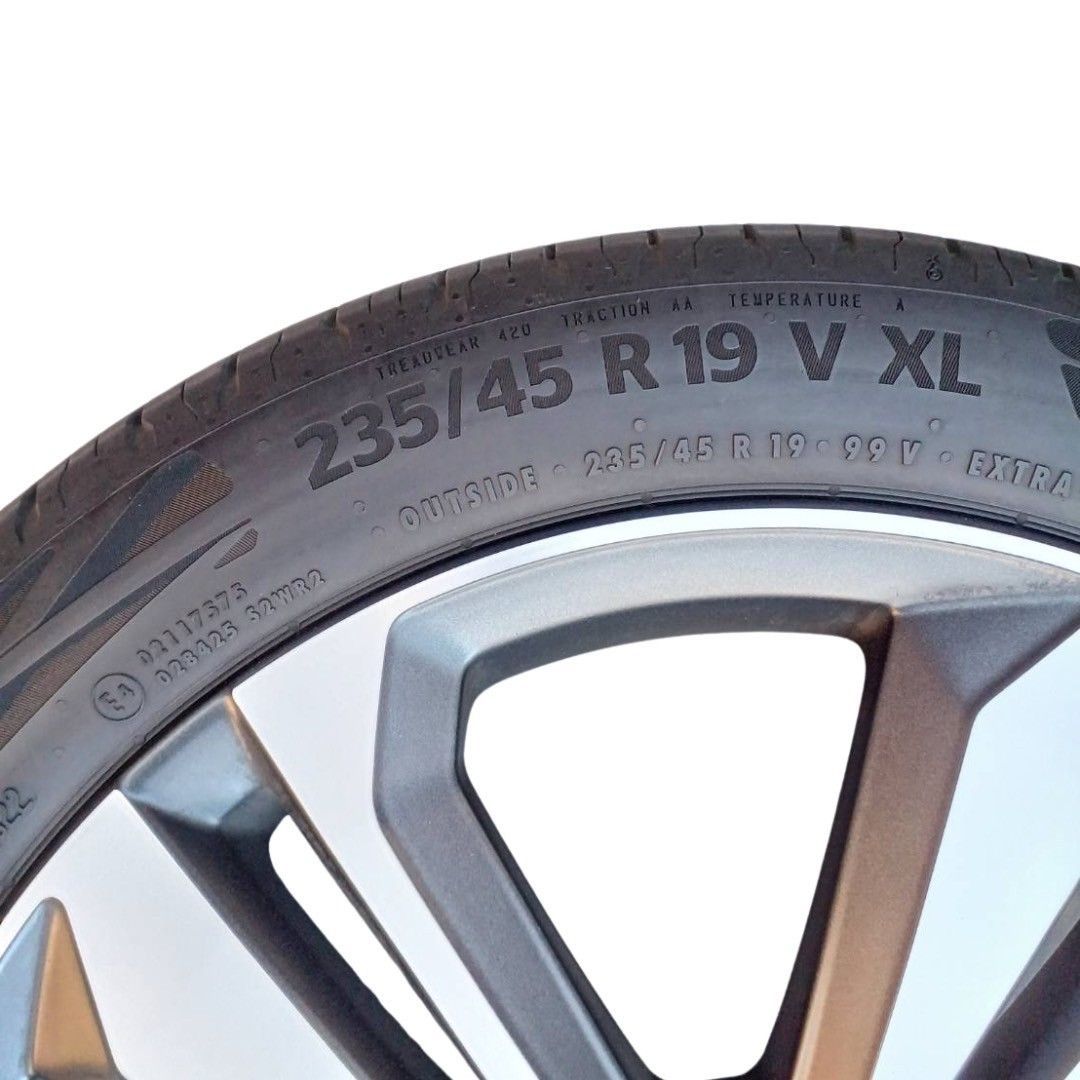 VOLVO V60 純正アルミホイール 235/45 R19 新品同様