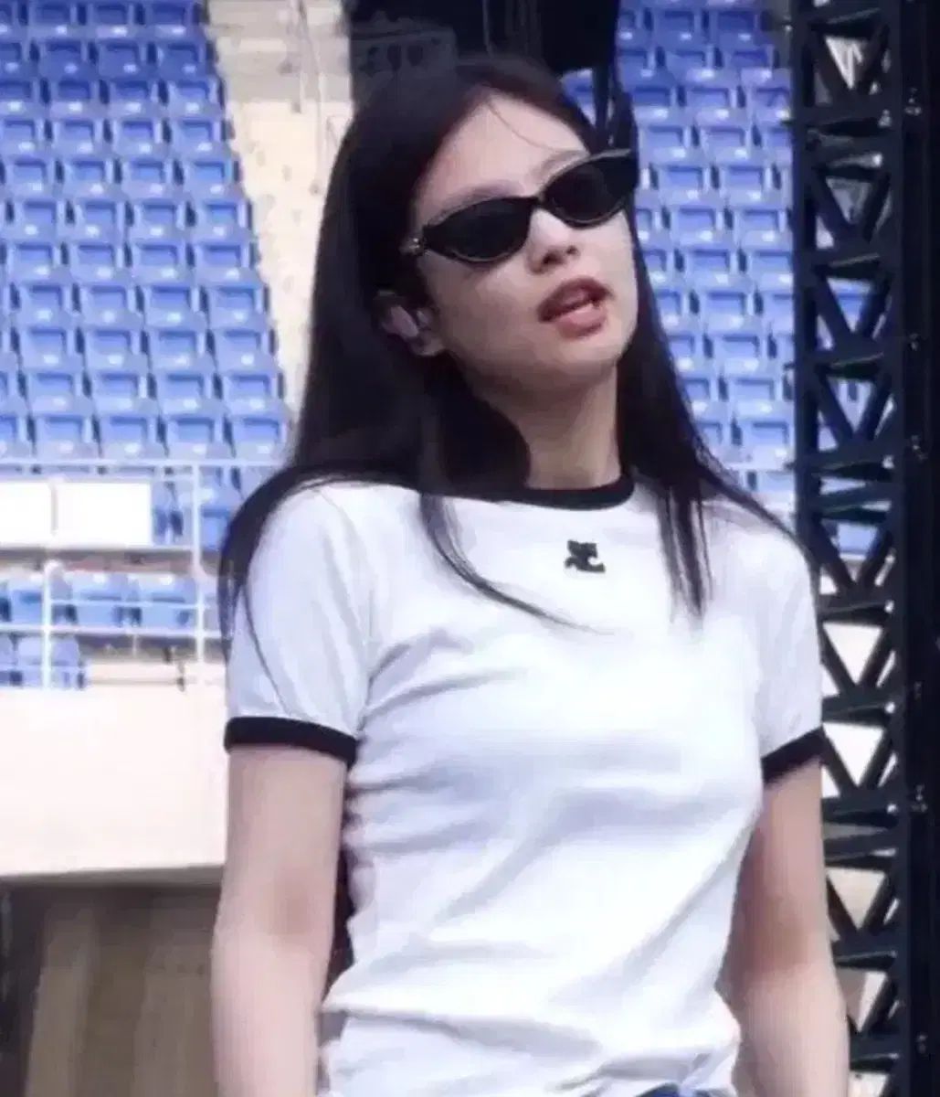 JENNIE着用 COURREGES コントラストTシャツ Courrèges コントラストトリム Tシャツ | ブラック | FARFETCH JP