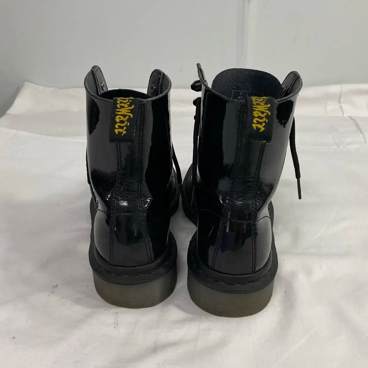 美品　Dr. Martens エナメル　ブラック　ミッドカットブーツ UK4 DR. MARTENS(ドクターマーチン) エナメル 光沢ブーツ uk4 - メルカリ