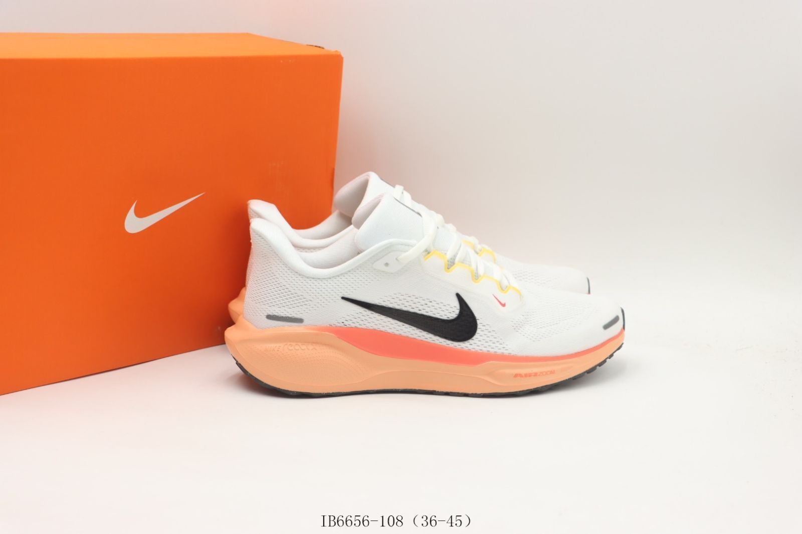 Nike ランニングシューズ ホワイト/オレンジ　サイズ26センチ Nike ランニングシューズ ホワイト/オレンジ サイズ26センチ