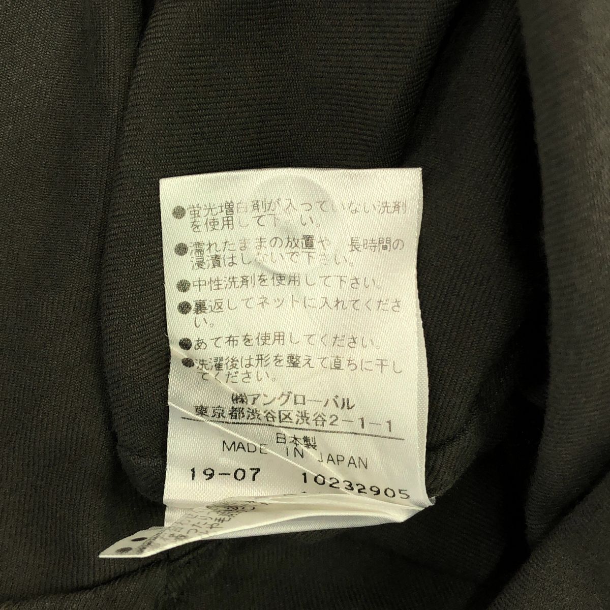 グレー
