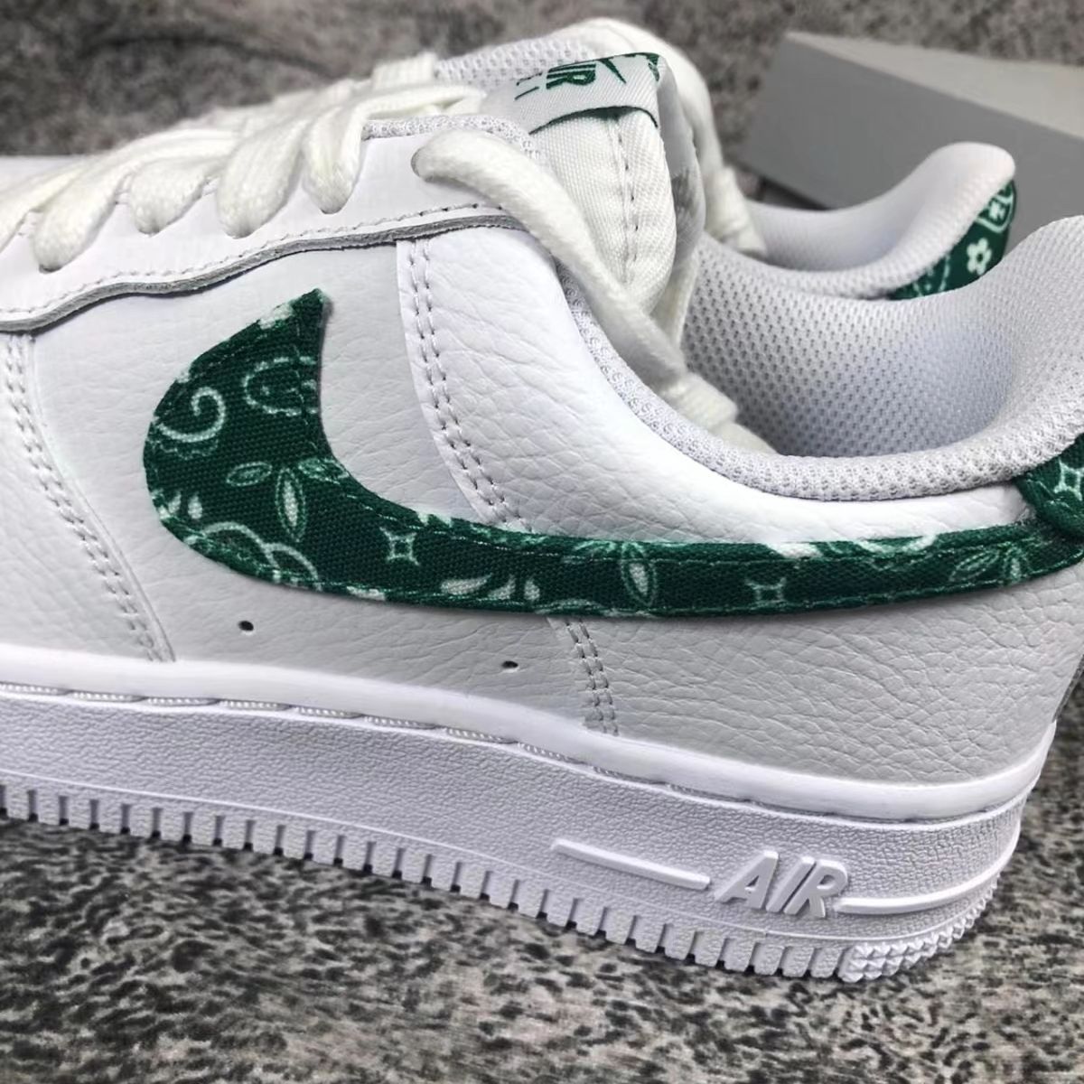 ナイキ エアフォース1 07 エッセンシャル ペイズリー NIKE WMNS AIR FORCE 1 07 ESSENTIALS WHITE GREEN PAISLEY DH4406-102 スニーカー