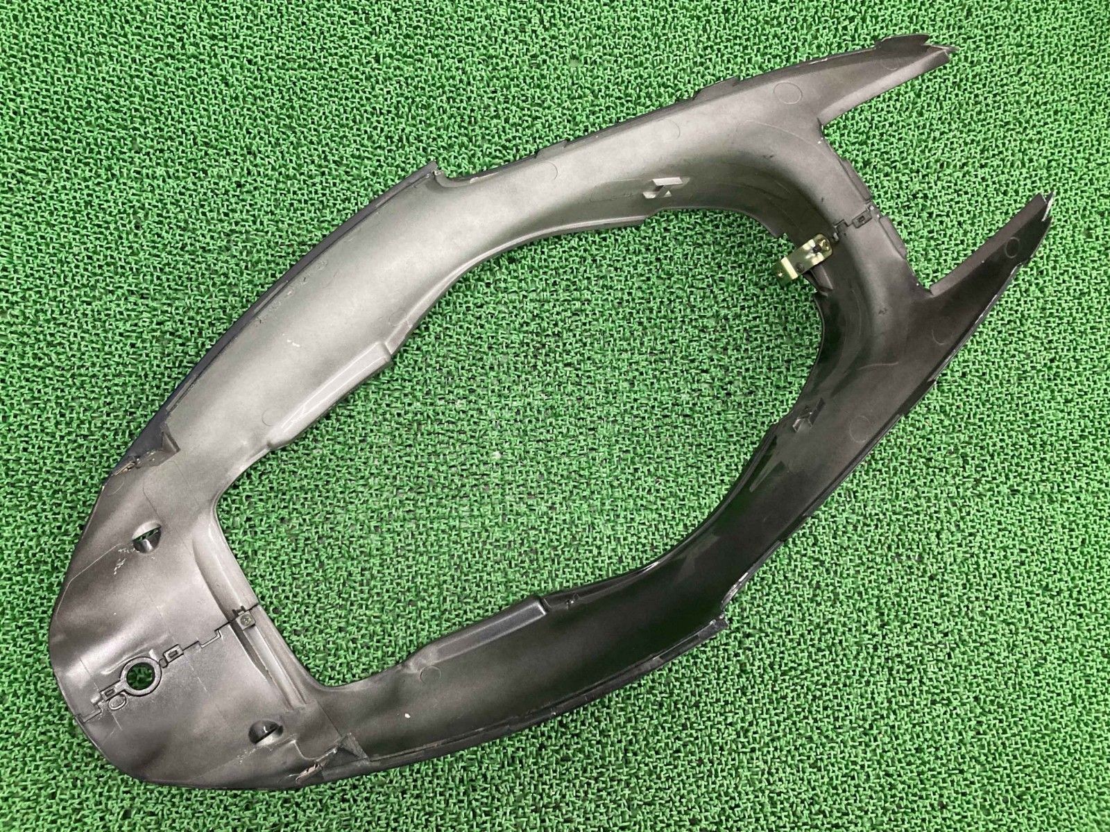 スーナー50SS シートカウル 黒M 83500-KFA1-9000 キムコ 純正 中古 Sooner50SS KYMCO リアカウル 割れ欠け無し 品薄 Wy スーナー50SS シートカウル 黒M 83500-KFA1-9000 キムコ 純正 中古