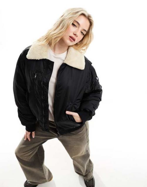 【送料無料】 ベルシュカ レディース ジャケット・ブルゾン アウター Bershka faux shearling collar padded bomber jacket in black Black