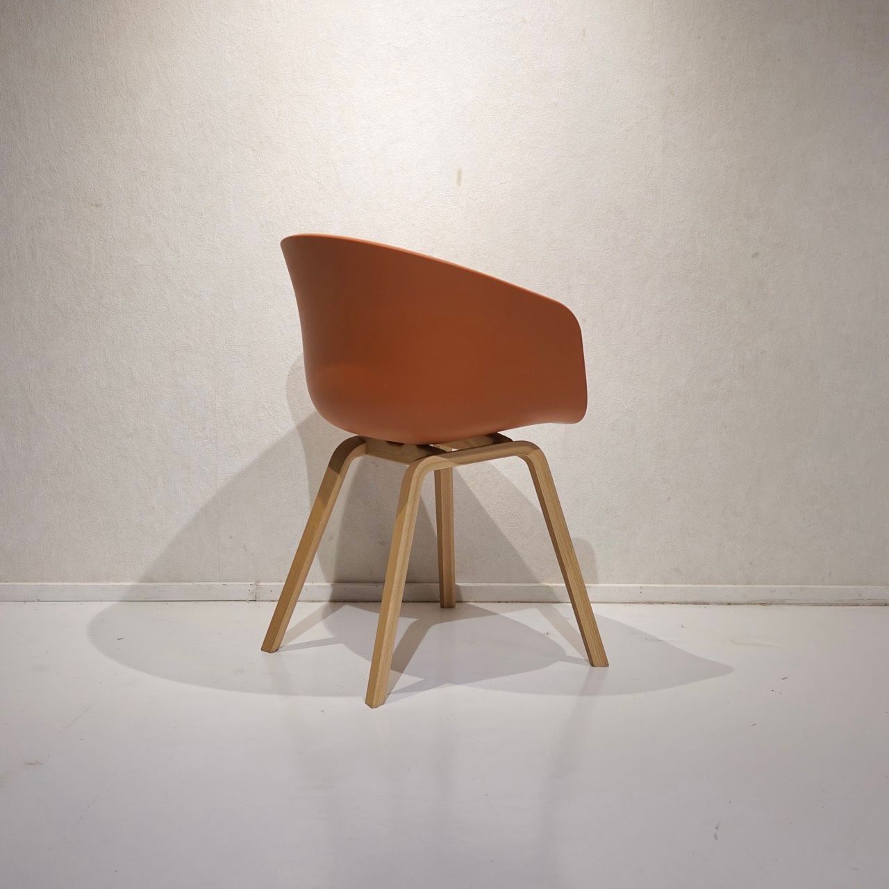 HAY ヘイ ABOUT A CHAIR アバウトアチェア ダイニングチェア アームチェア チェア 椅子 樹脂座面 オーク脚 北欧 ミッドセンチュリー モダン WWW_NOITHATQUANGTHANH_NET