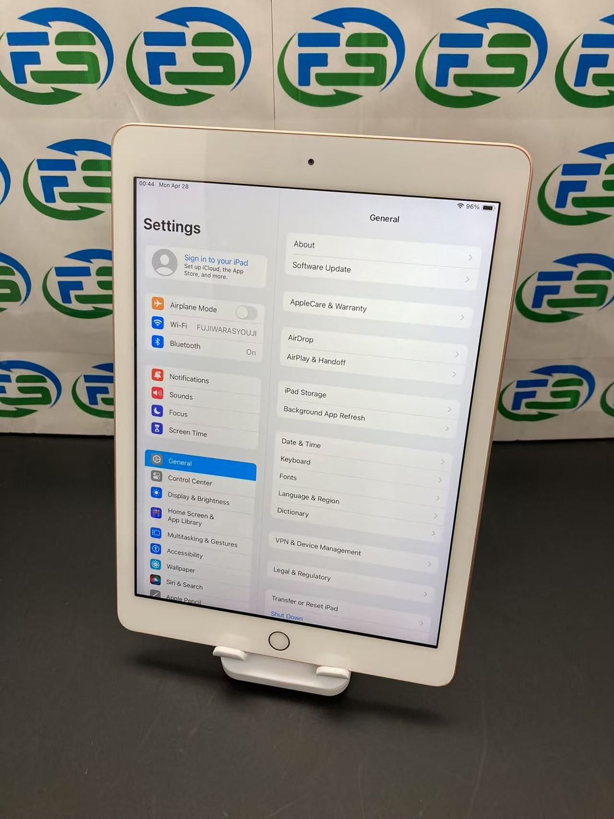 良品 iPad 第6世代 128GB ゴールド Wi-Fiモデル フレーム小傷 良品 iPad 第6世代 128GB ゴールド Wi-Fiモデル フレーム小傷