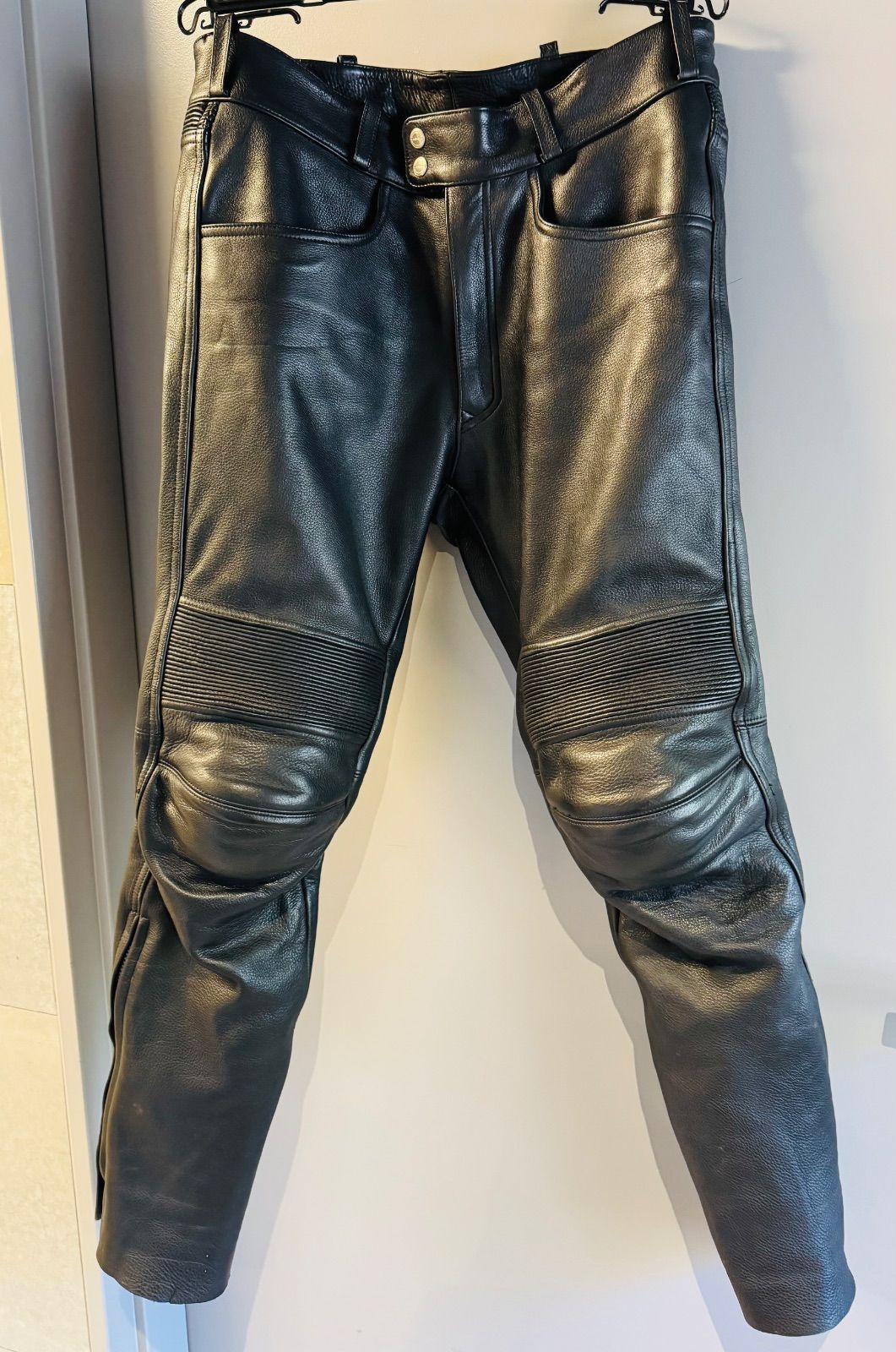 カドヤ　KADOYAブラックパンチングレザーパンツ 膝パッド付き　バイカーパンツ 革パンツ レーシング レザーパンツ｜カドヤ公式オンライン