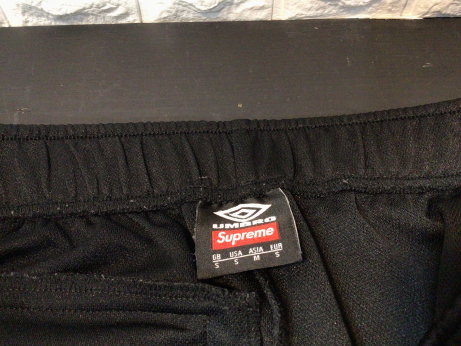 トラックパンツ