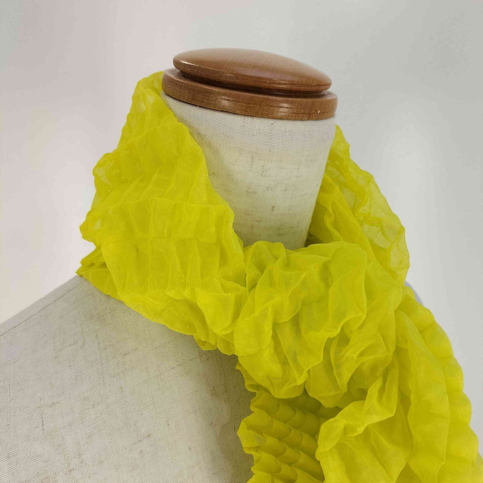 22SS 美品　イッセイミヤケ　ミー　プリーツスカーフ　変形スカーフ　アイボリ⭐︎ イッセイミヤケ ISSEY MIYAKE shibori 絞り 変形 プリーツ