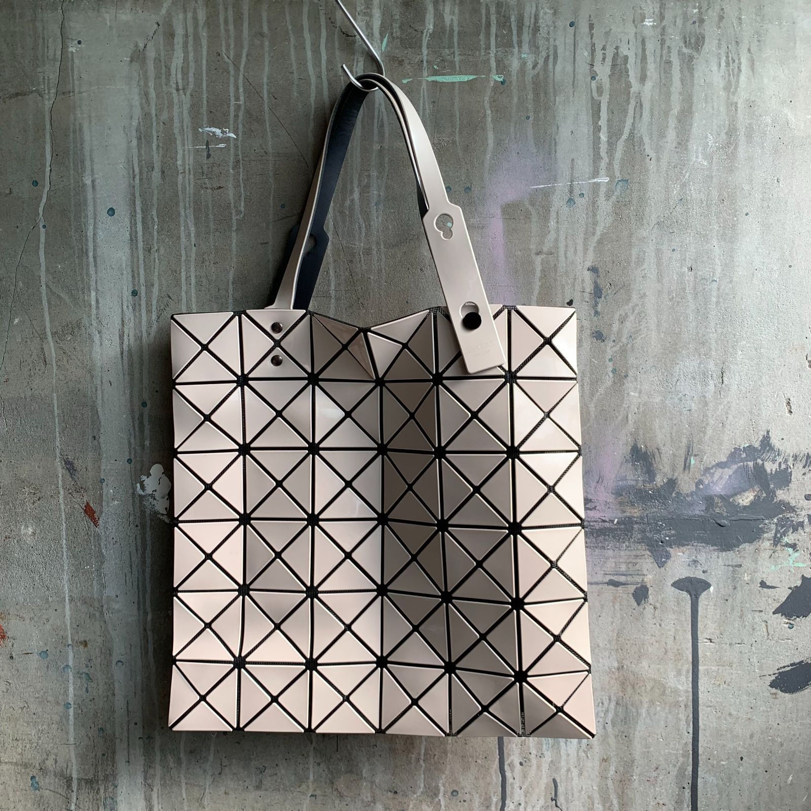 BAO BAO ISSEY MIYAKE ベージュ Lucent トートバッグ Issey Miyake │ SS23 Lucent Tote Bag in Beige │ Henrik