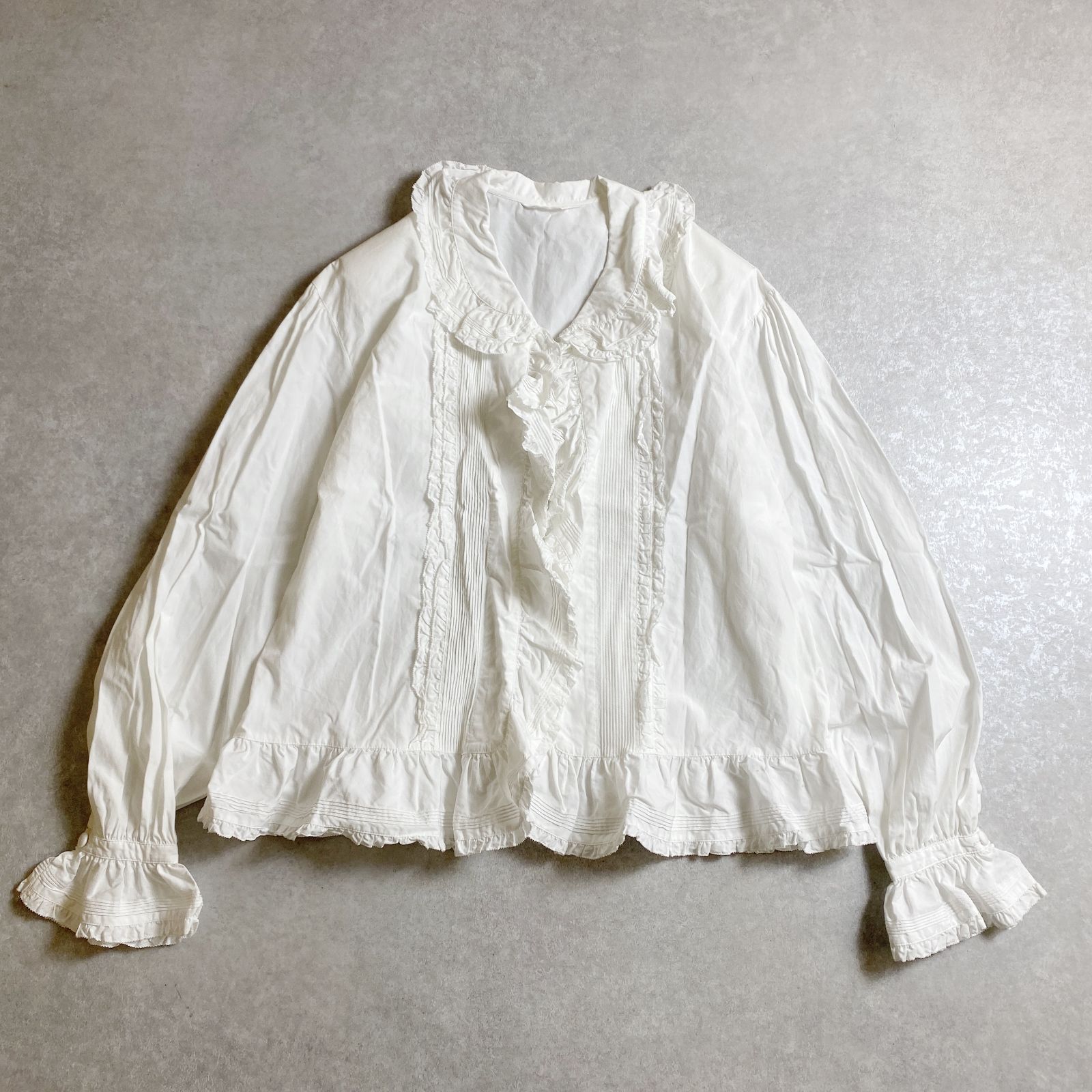 ス*ニ様 ピンクハウス 白 ブラウス 前開き 長袖 リボン ピンタック ピンクハウス☆ゆったりフォルム♪フリル襟ブラウス 白×赤系 前