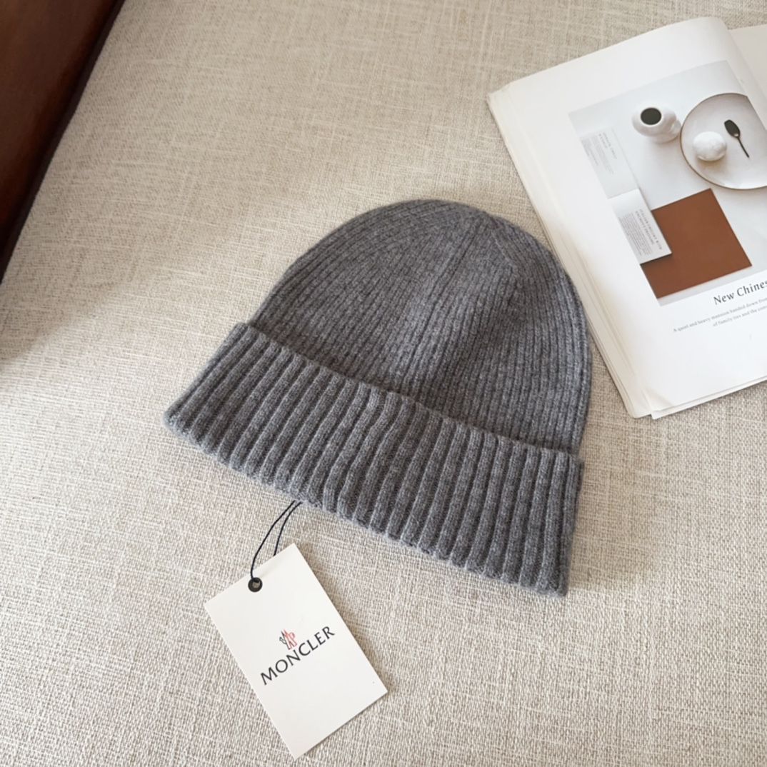 MONCLER グレー ニット帽 ファー付き　新品 MONCLER チャコールグレーニット帽 ファー付き