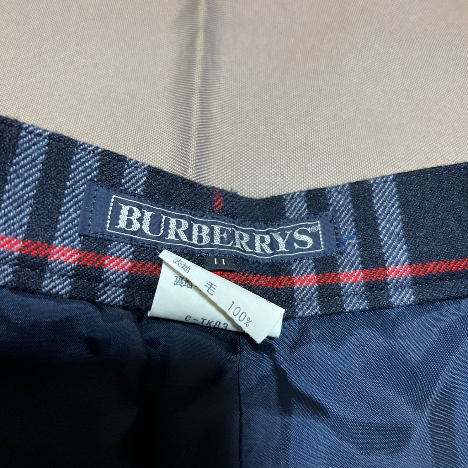 バーバリー水色チェックとネイビーのパンツ