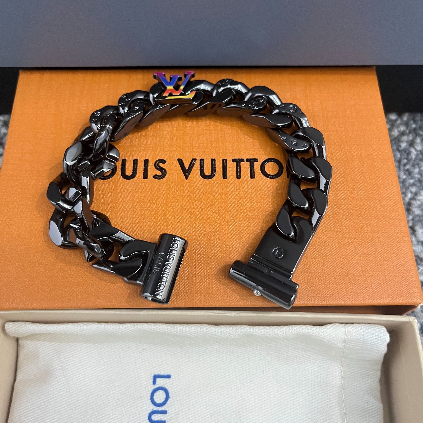 VUITTON お値下げ❗️LOUIS うさんくさい ブレスレット