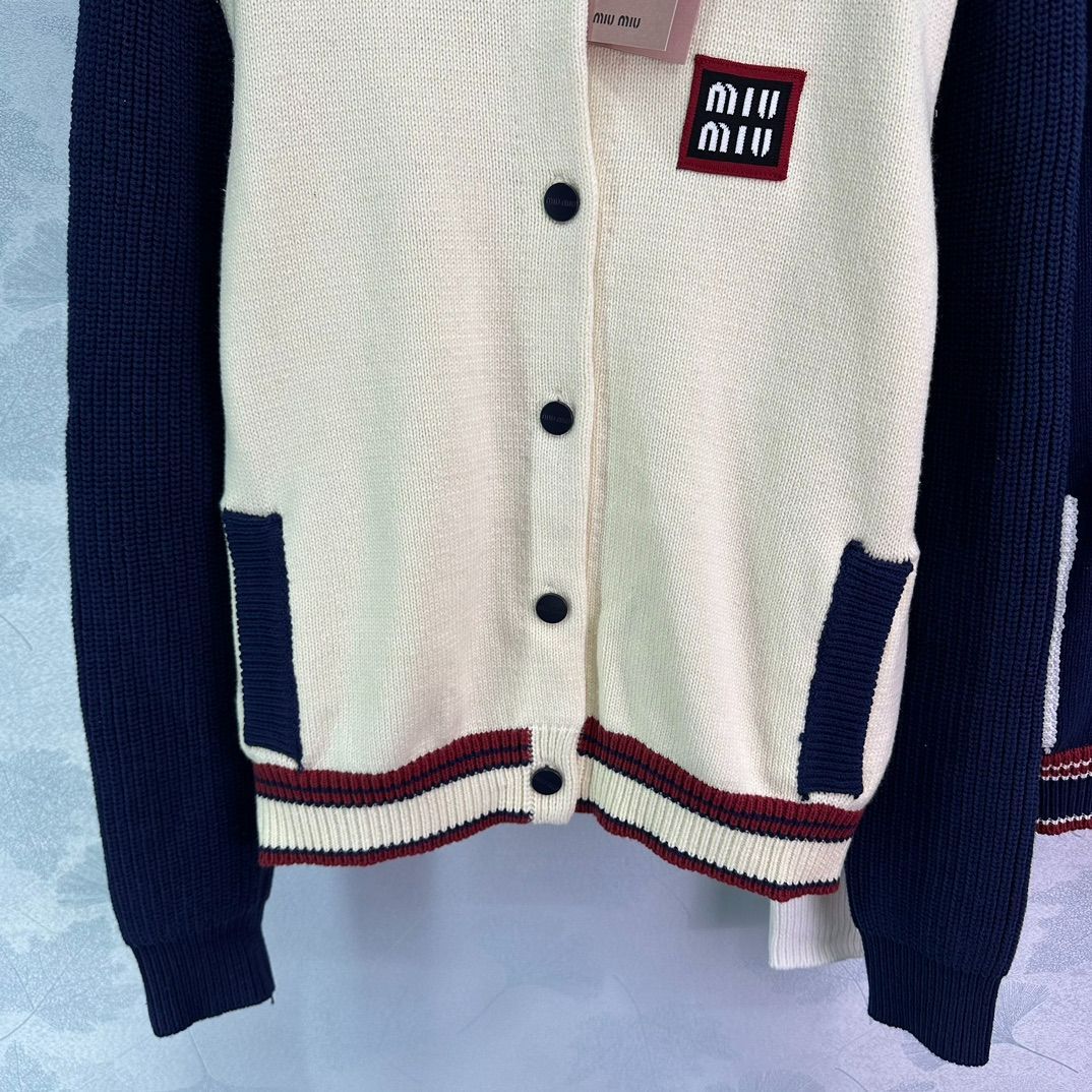 MIU MIU（ミュウミュウ）定番アルファベットロゴニットカーディガン 