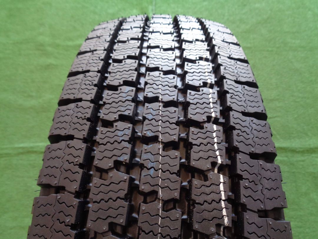 繋がりのある ハイエース トーヨータイヤ デルベックス935W ホワイトレター 195 80R15 サーキュラーC10X 送料無料！