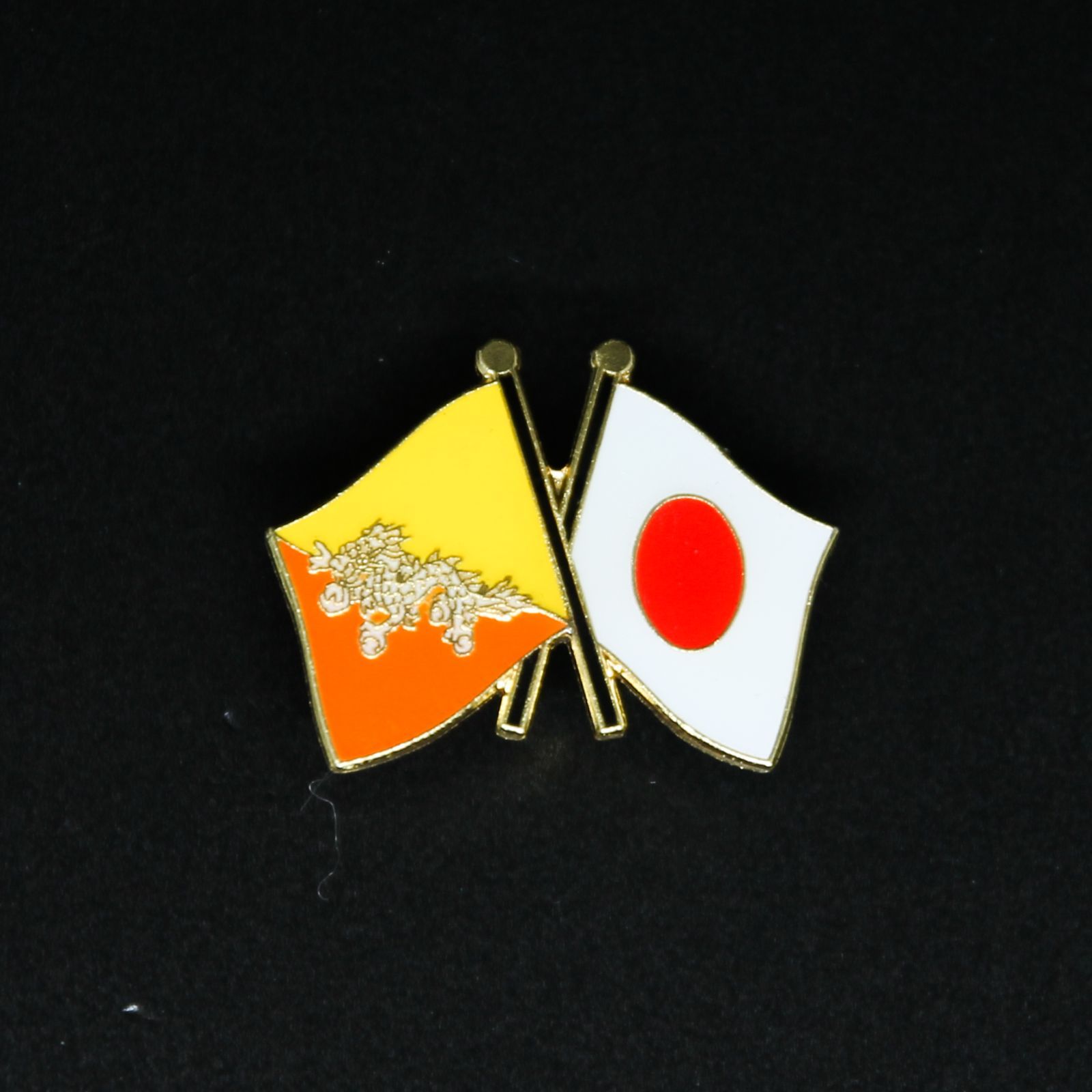 ブータン国旗友好ピンバッジ（ブータン×日本） 国旗ピンバッジのおみせ メルカリ