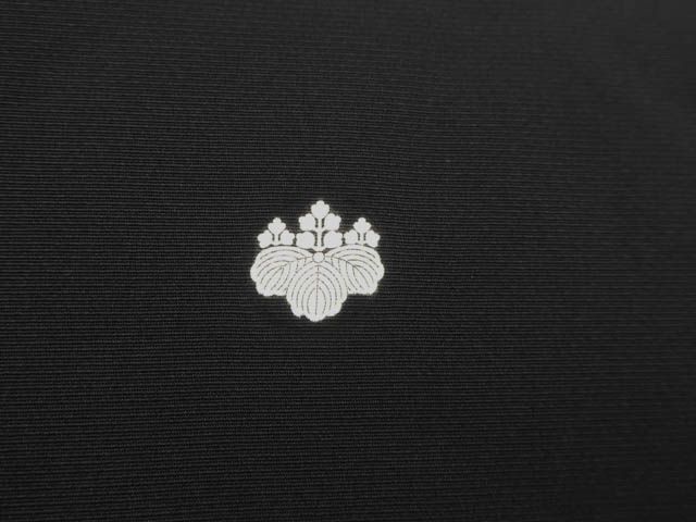 正絹 黒留袖 袷 比翼仕立て 刺繍 作家物 落款 正絹 黒留袖 袷 比翼仕立て 刺繍 作家物 落款 - メルカリ