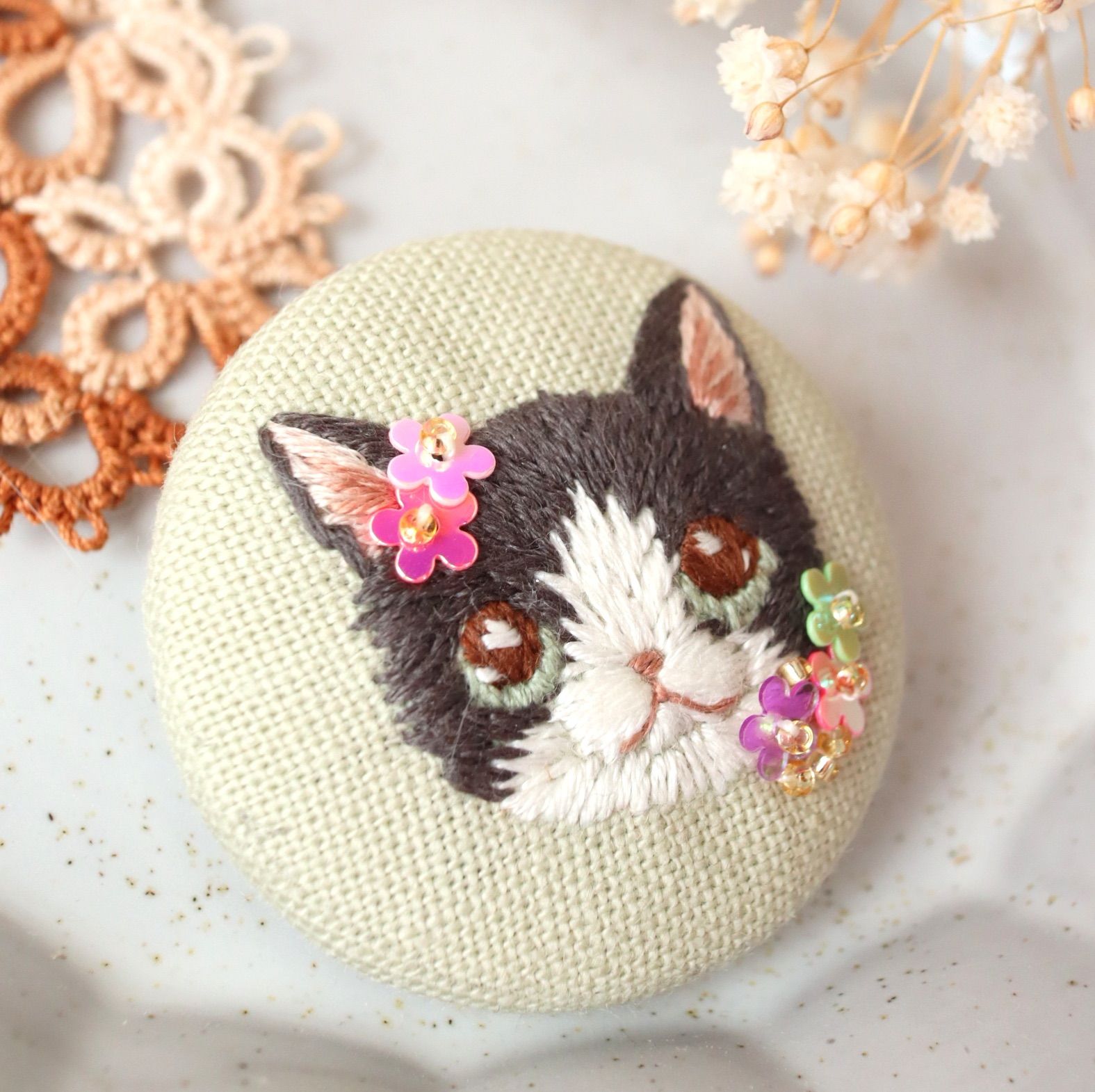 再販＊ 猫刺繍 白黒ネコちゃんのまぁるいブローチ - メルカリ