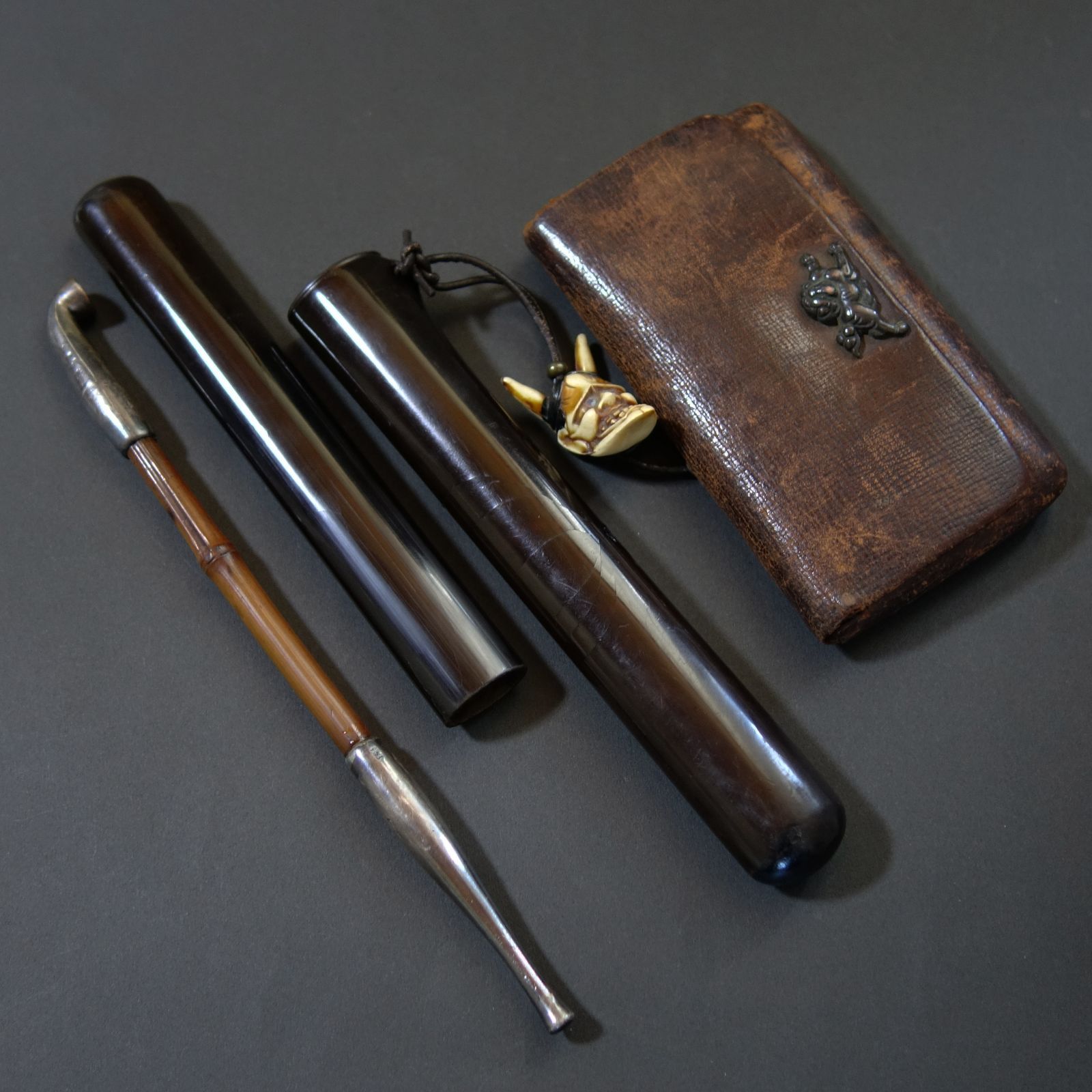 煙管 煙管筒 煙草入 【 煙管 純銀製 ／ 煙管筒 漆塗製 ／ 煙草入 革製