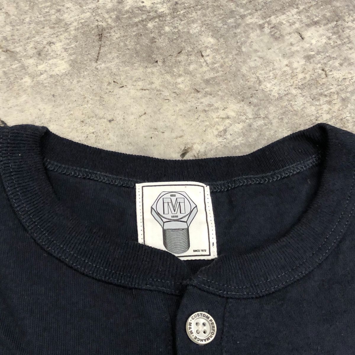 M&M エムアンドエム CUSTOM PERFORMANCE HENRY NECK T-SHIRT ヘンリーネック Tシャツ 半袖 カットソー ロゴ  プリント ステンシルデザイン 刺繍 メンズ NAVY ネイビー 紺 Mサイズ 22-MT-010 - メルカリ