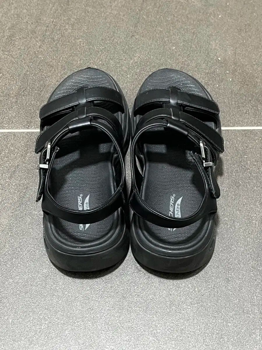 SKECHERS スケッチャーズ