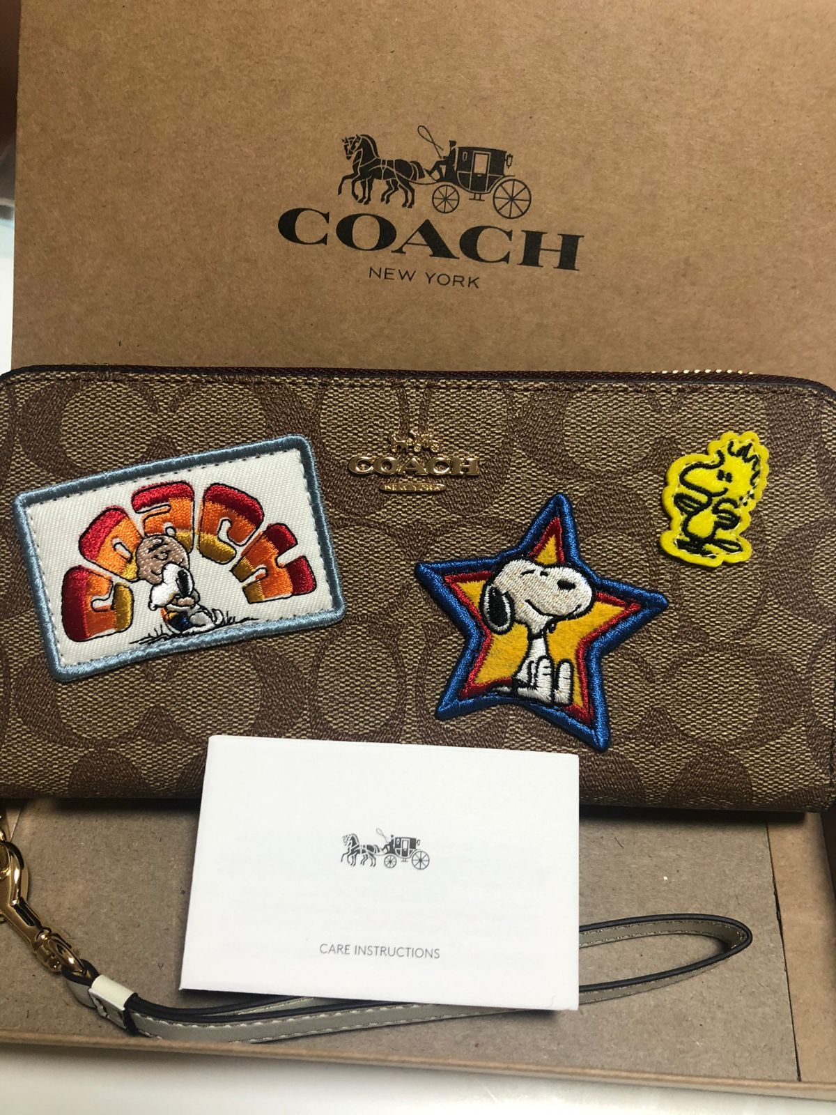 人気の福袋 世界の 新品、未使用 COACH x スヌーピー ストラップ付き長