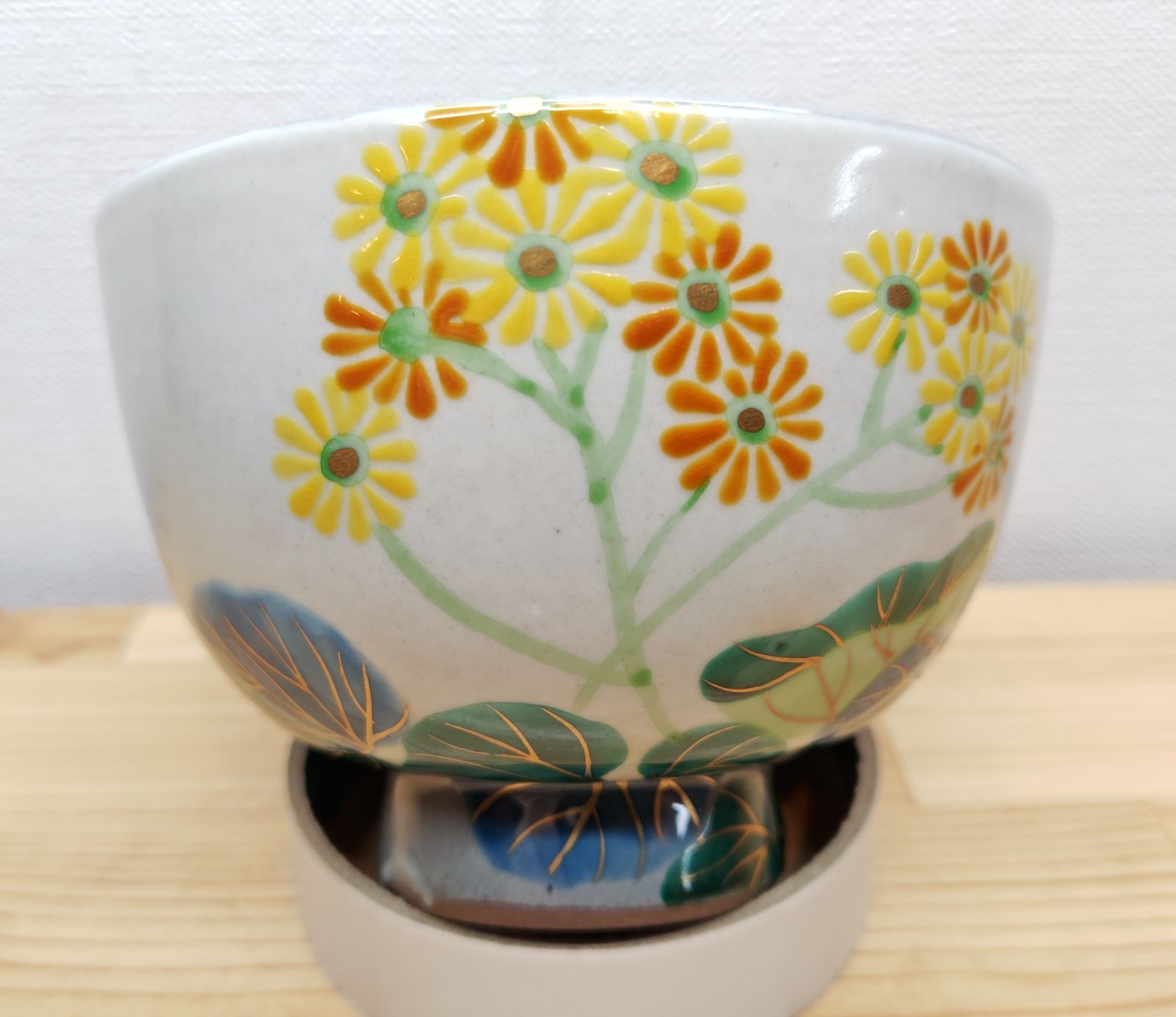 逢絢亭・新品】茶道具 茶碗 京焼 掛分 つわぶきの絵 水出宋絢 紙箱入り 